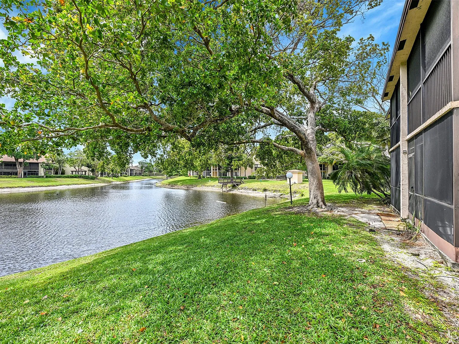 2 bed, 2.0 bath, 1100 sqft, $2,290 — Photo 2