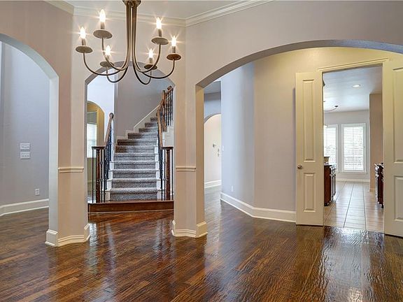 4th image of 15662 Crown Cove Ln