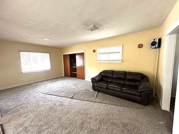 3rd image of 604 S Fegan St