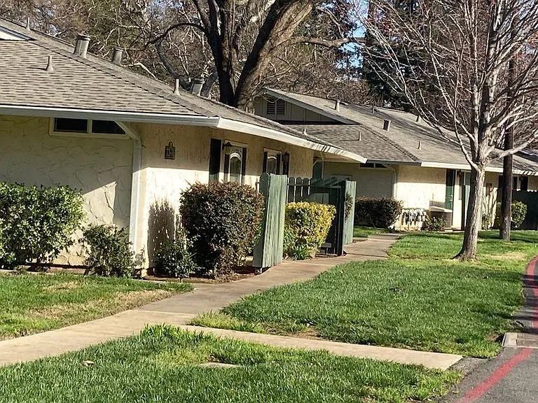 Lassen Villa Apartments — Photo 21