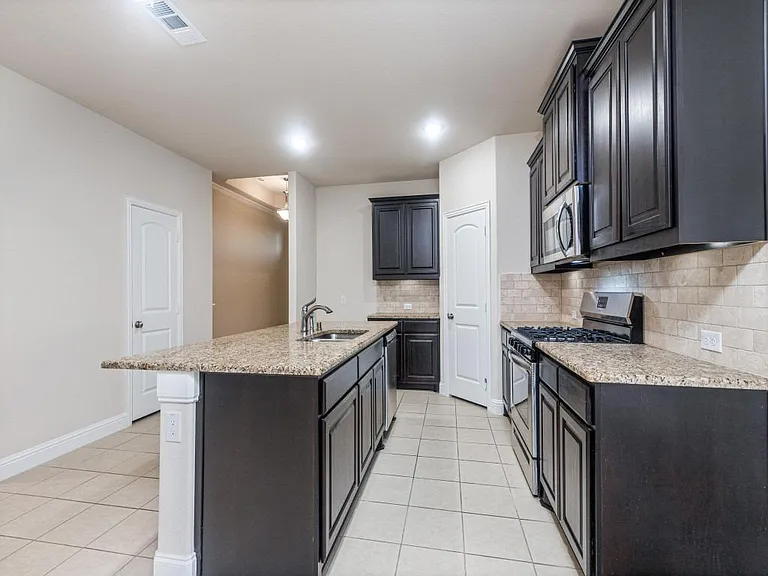 710 Teakwood Dr — Photo 7