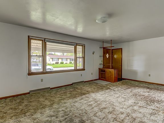 3rd image of 125 Eaton Dr
