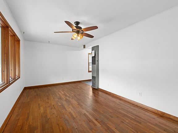 2nd image of 1008 S Summit St