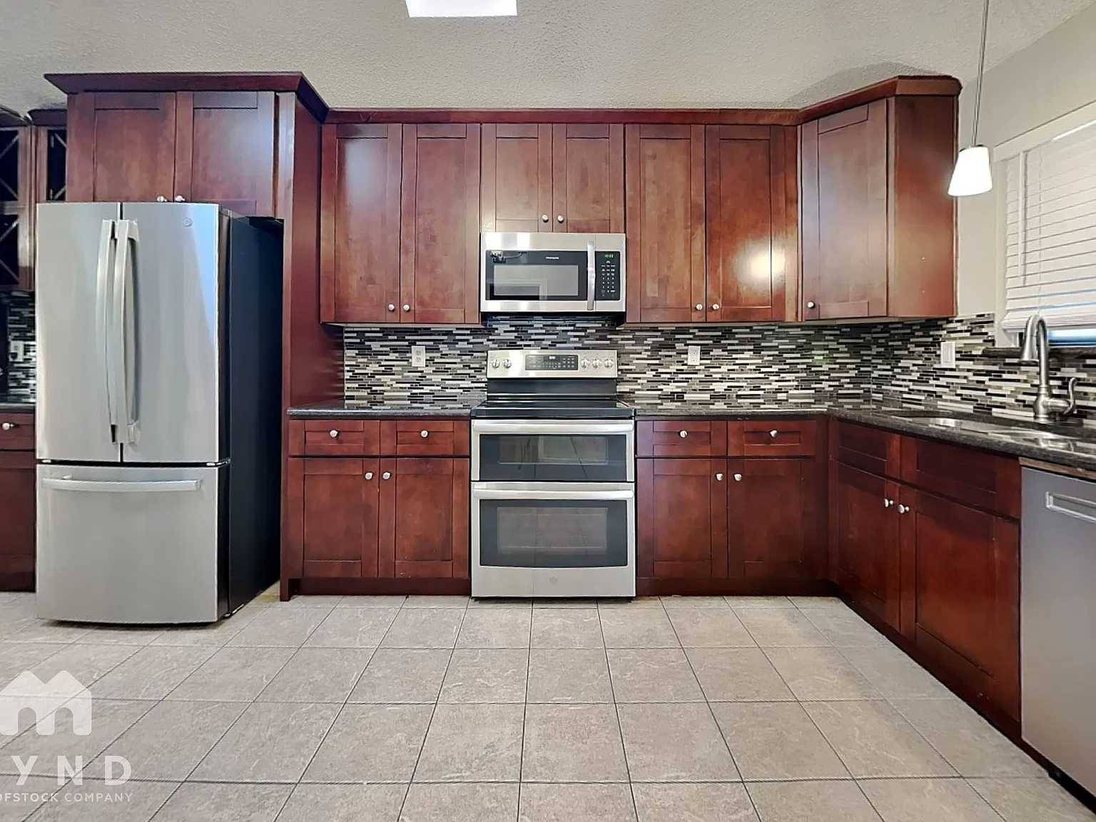 3 bed, 2.0 bath, 1484 sqft, $2,125 — Photo 2
