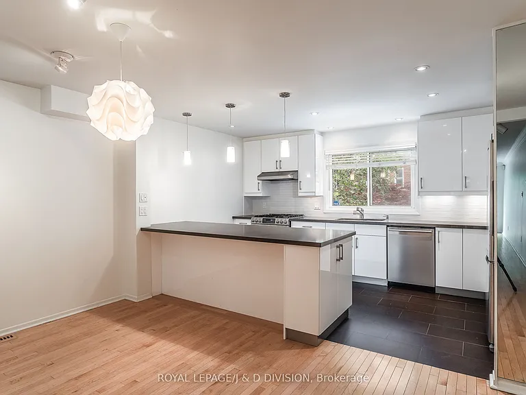 640 Adelaide St W — Photo 9
