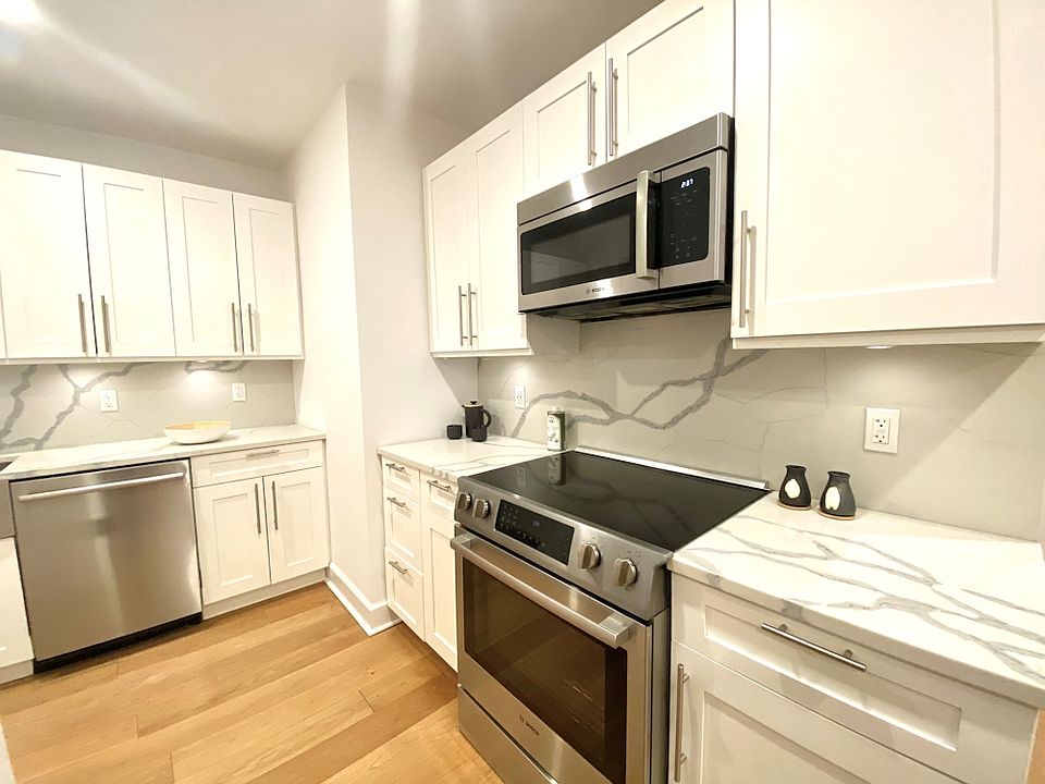 1st image of 160 E 48th St APT 7B