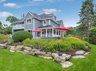 W384N6088 Nokoma Dr, Oconomowoc, WI 53066