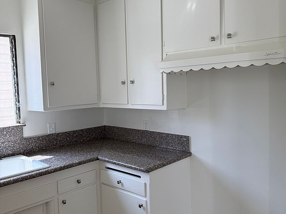 3rd image of 5539 Whitsett Ave APT 10