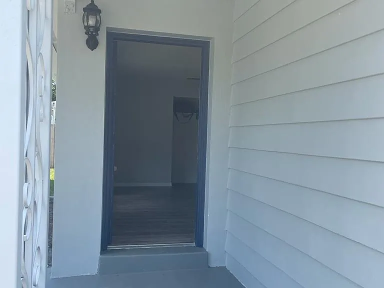 1456 W Wellington Dr — Photo 1