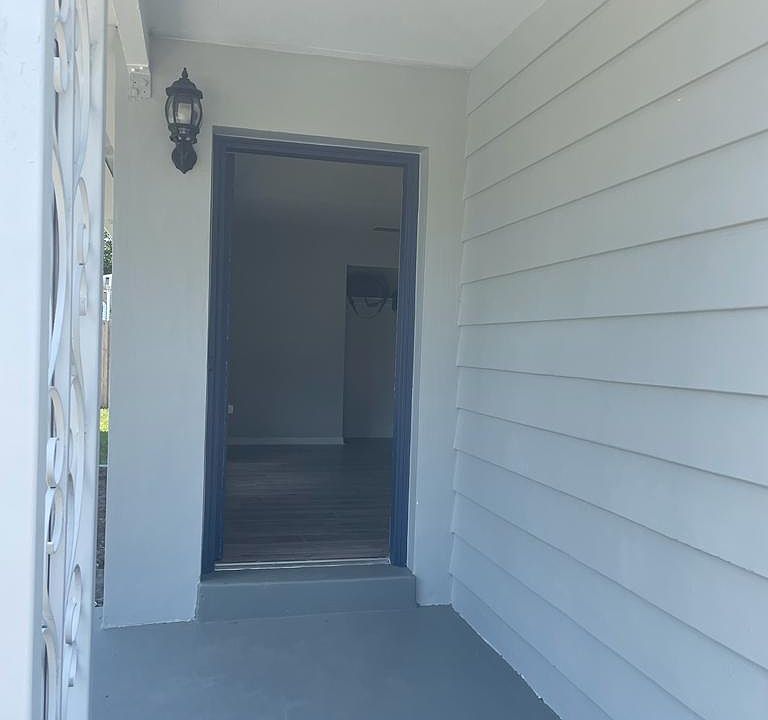 1st image of 1456 W Wellington Dr