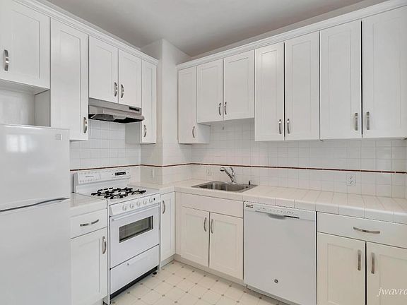 3rd image of 1590 Sacramento St APT 6