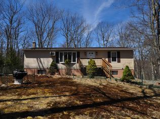 242 Powderhorn Dr, Lackawaxen, PA 18435