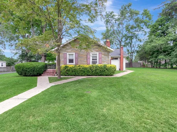 23 Oak Street, Lake Grove, NY 11755