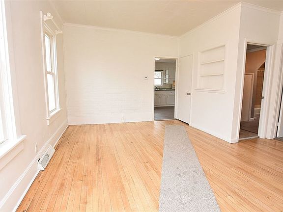 4th image of 319 Foster St