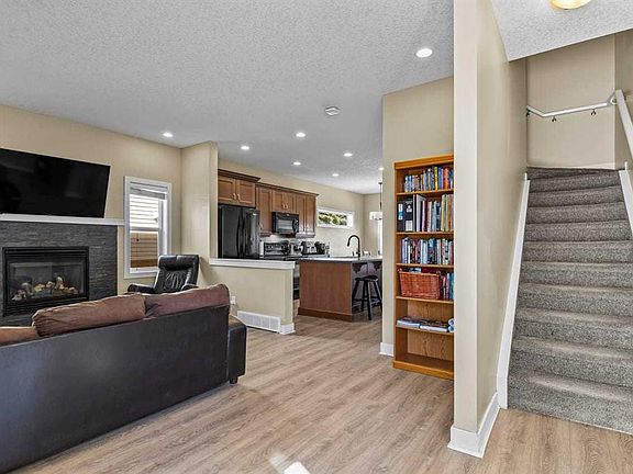 3rd image of 1004 W Shantz Pl