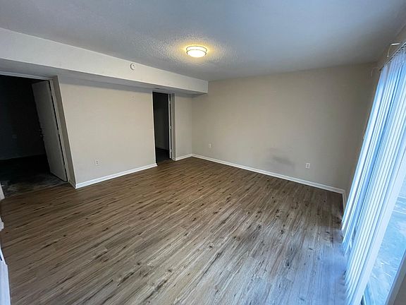3rd image of 326 Kilarney Dr #326