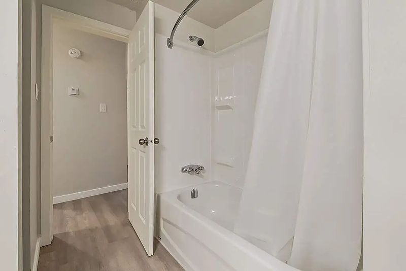 Edmonton Apartment for rent - 2 Bedrooms — photo 6