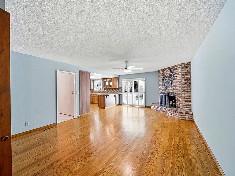 1911 Chateau Ct — Photo 5