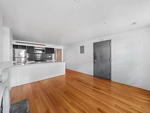 3rd image of 284 Putnam Ave