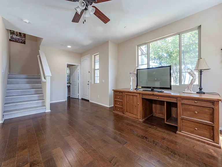 10208 Jasmine Ct — Photo 3