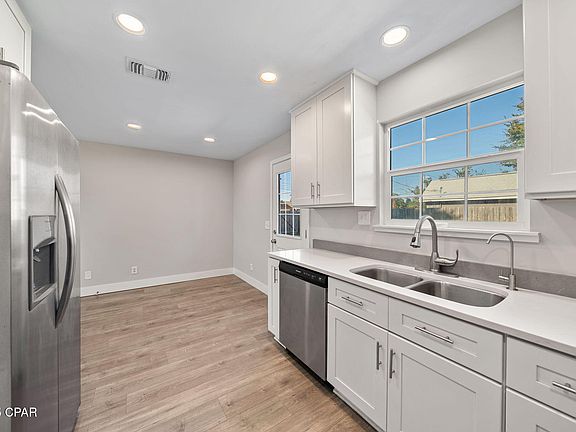 3rd image of 606 W 14th St