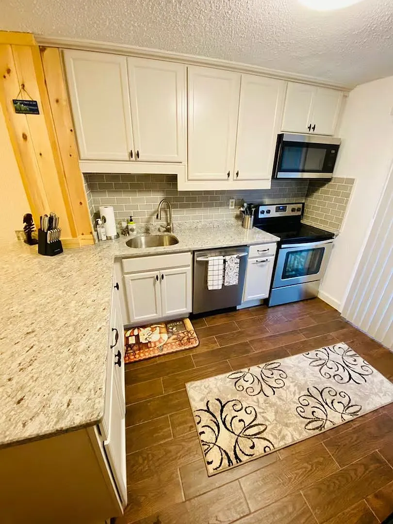 Charming 3BR Townhome in Hunter — Photo 4