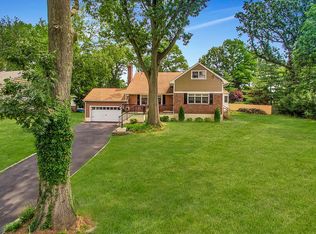 2 Shell Dr, Glen Cove, NY 11542
