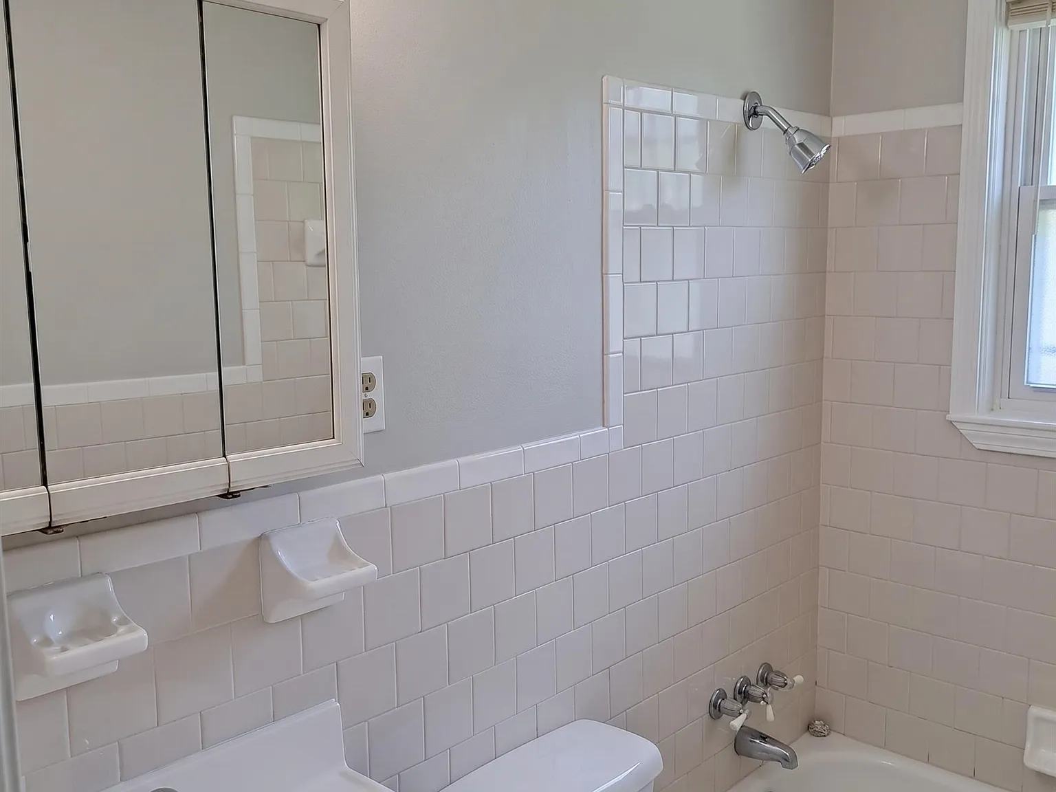 2 bed, 1.0 bath, 816 sqft, $900 — Photo 2