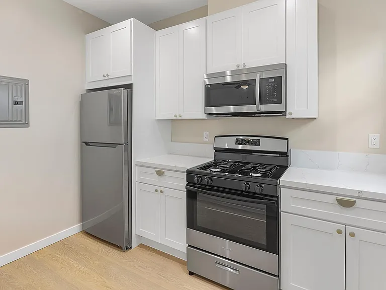 1237 E 1st St #10 — Photo 2