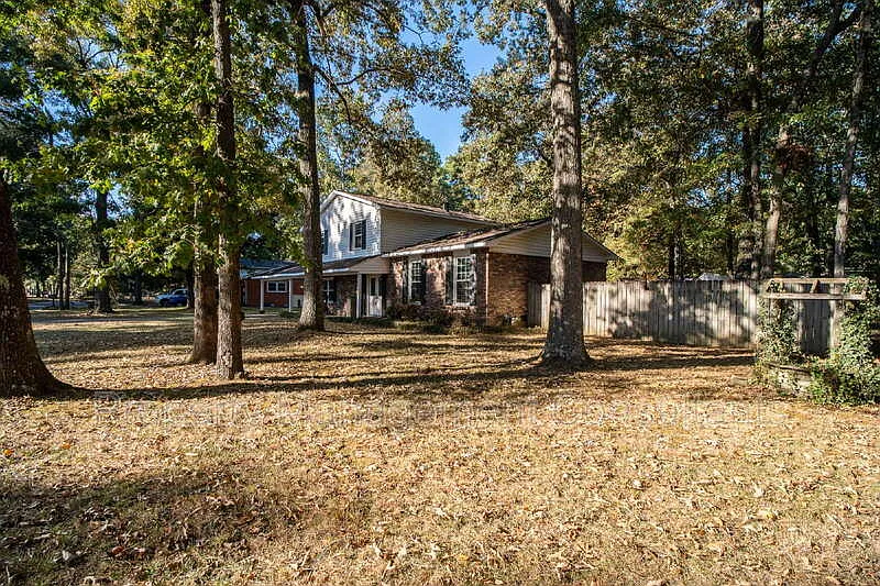5 bed, 3.0 bath, 2476 sqft, $2,300 — Photo 2