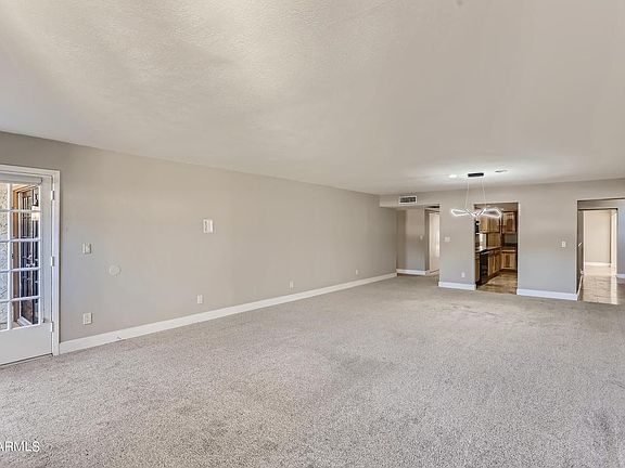 3rd image of 2402 W Voltaire Ave