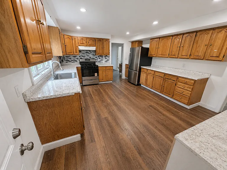 294 Plymouth St — Photo 3