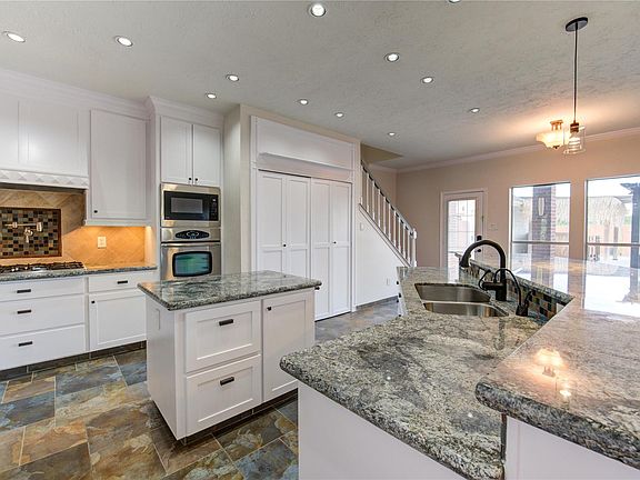 4th image of 1016 Applewood Dr
