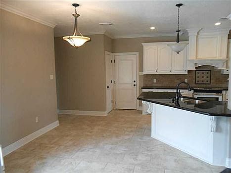 4th image of 624 Jewell Ln #L