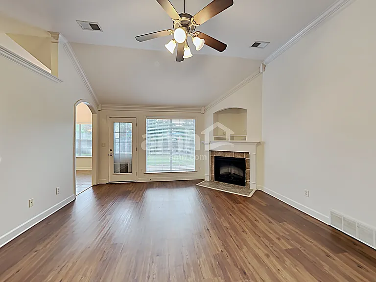 410 Vaiden Dr N — Photo 3