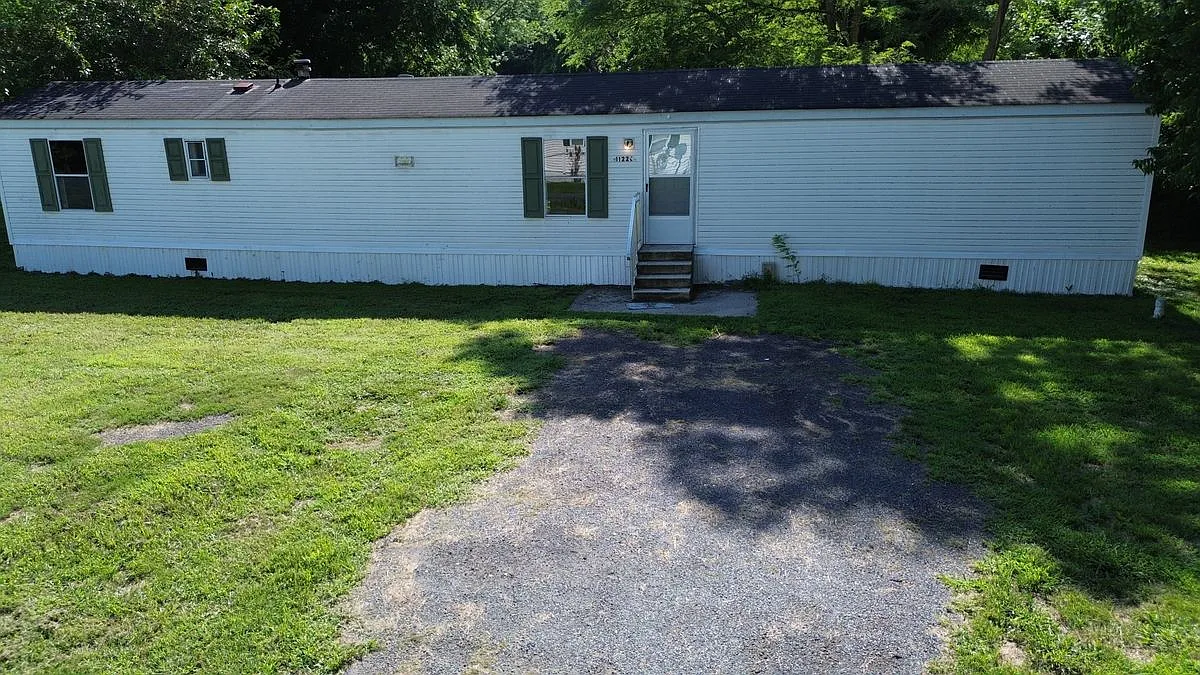 3 bed, 2.0 bath, 952 sqft, $1,200 — Photo 3