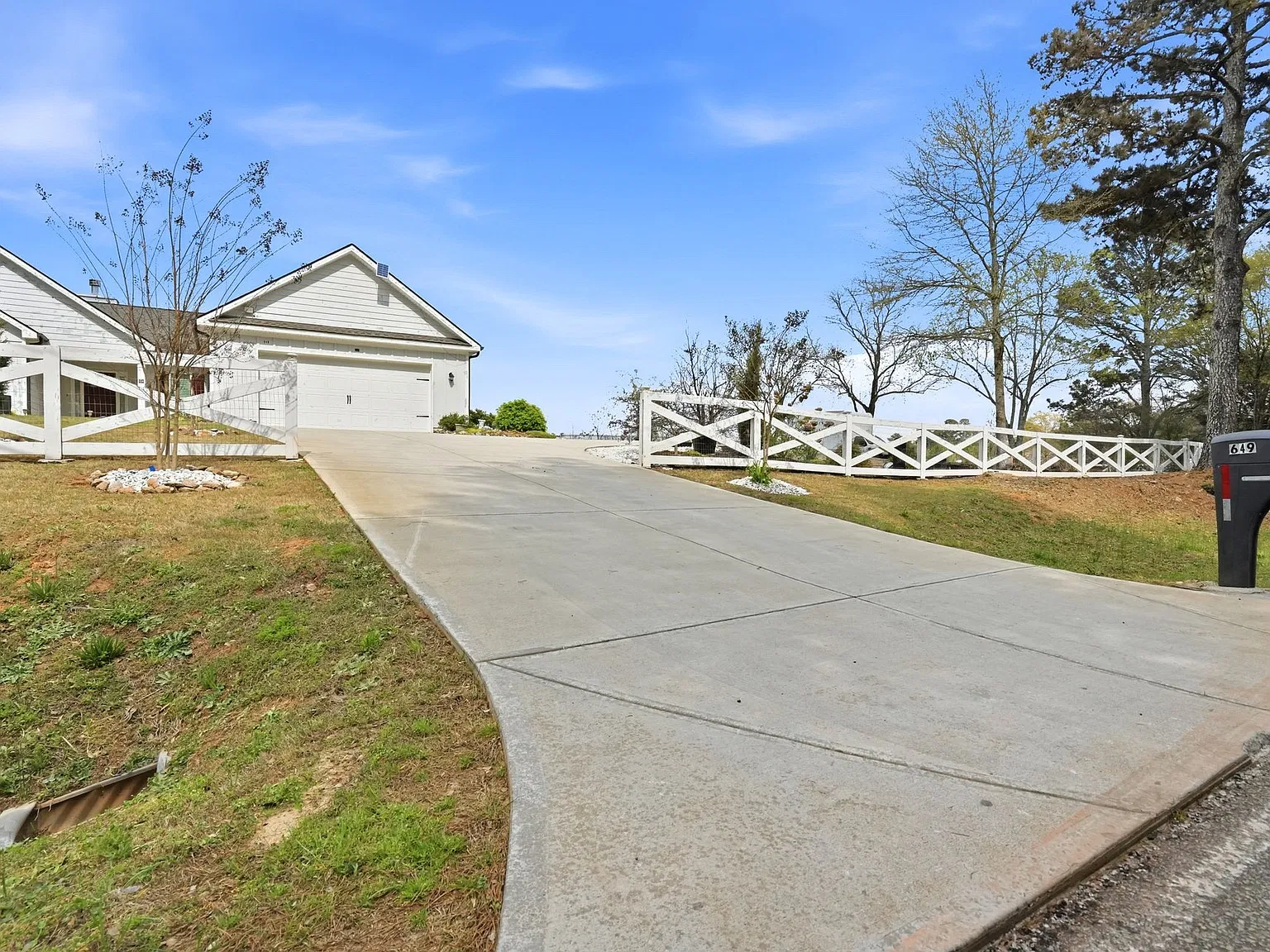 4 bed, 2553 sqft, $2,600 — Photo 2