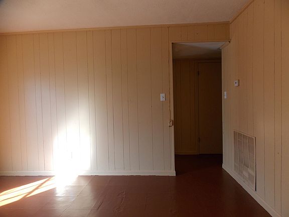 Living Room pic 2 to hallway