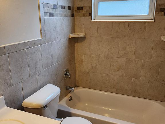 3rd image of 2104 Oxford Ave