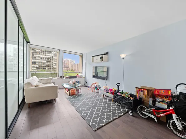 330 East 33rd Street 7B image 3 of 17
