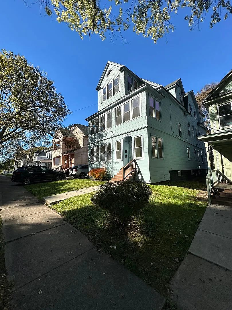 1215 Madison Apt 1 - Available 7/1/2027 - 3 Bedroom Apartment with Great View of Thornden Park — Photo 4