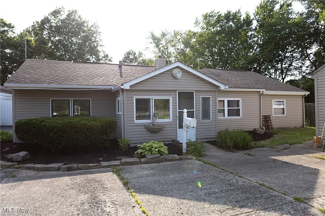 138 N Canfield Niles Rd photo 1