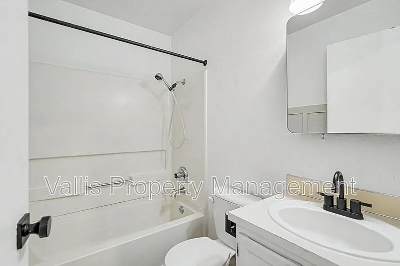 3 bed, 2.0 bath, 1067 sqft, $1,995 — Photo 3