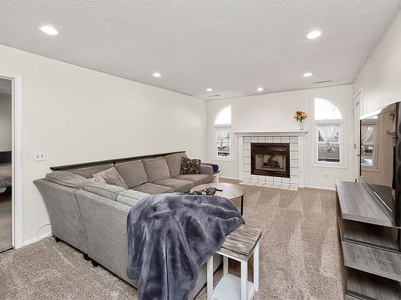 5th image of 401 SE Lowell Dr APT 6