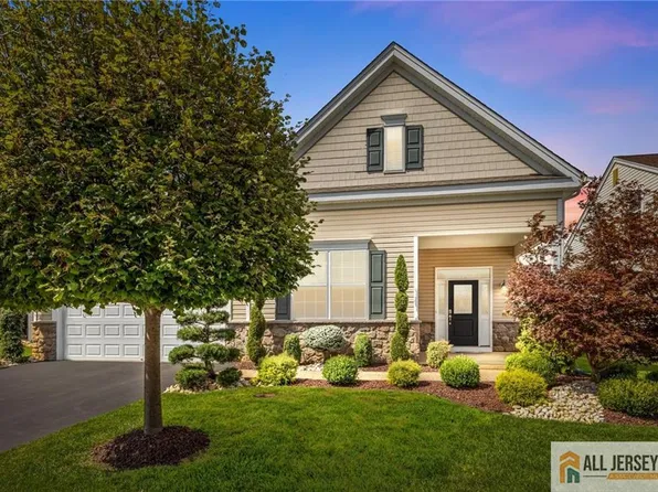 161 Diamond Spring Dr, Monroe Township, NJ 08831