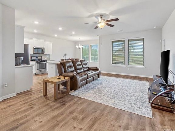 4th image of 1650 Reserve Dr