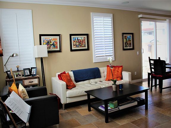 Living room, angle from the main entrance.