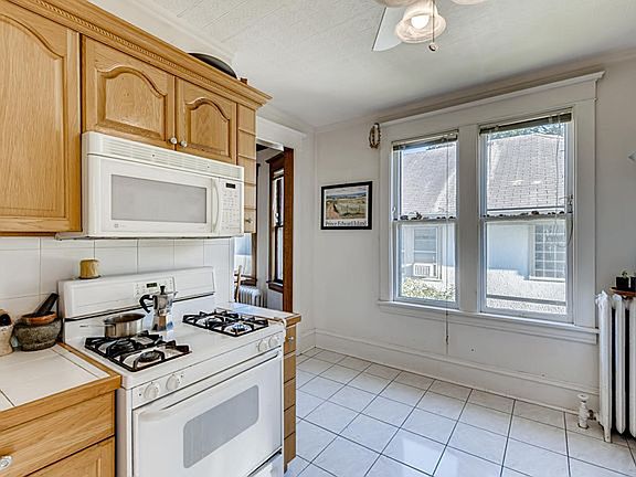 5th image of 815 Logan Ave N #2