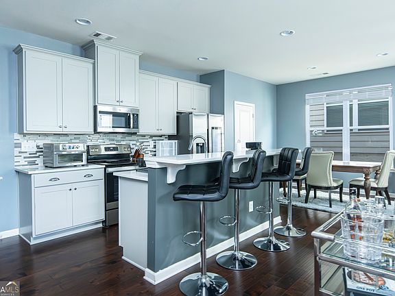 5th image of 852 Regal Ln SW