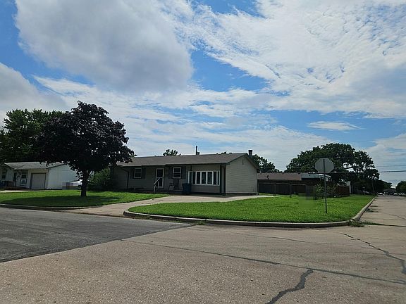 2nd image of 2903 S Saint Paul Ave